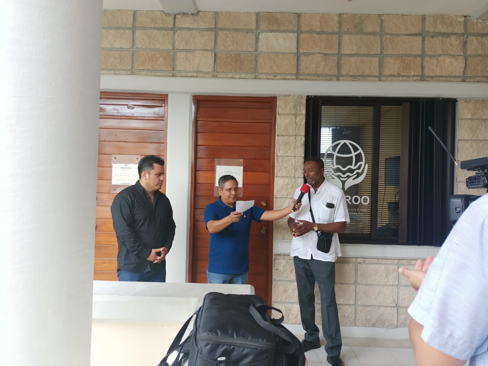 Imagen 1_Cordinador dando entrevista a los medios.jpg (116 KB)