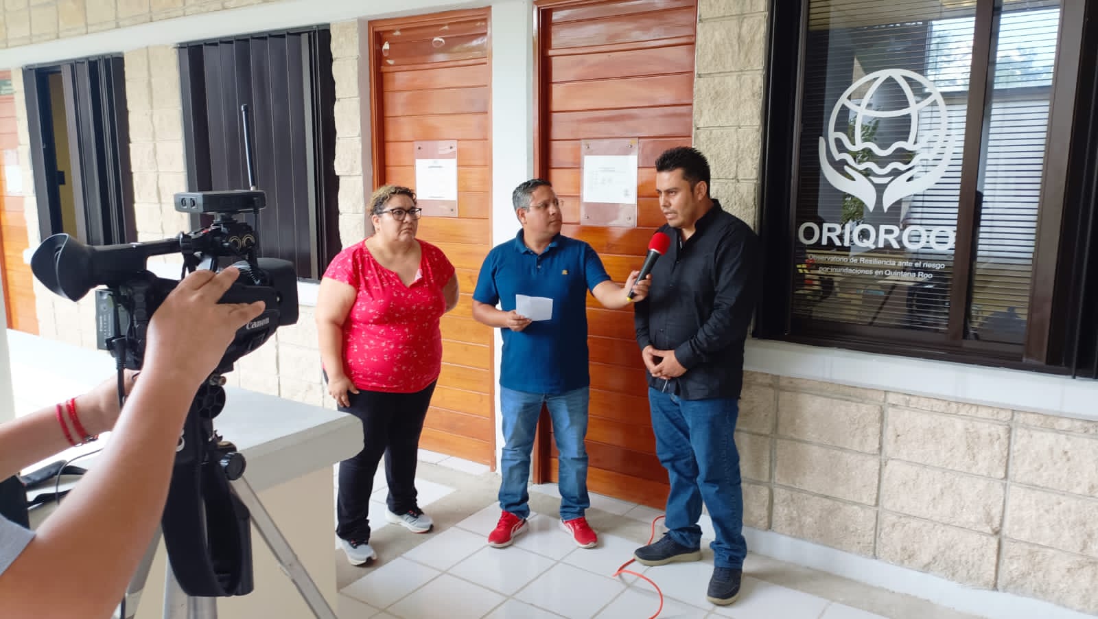 Imagen 2_Resp. del Grupo de la UAEQROO siend entrevistado.jpg (125 KB)