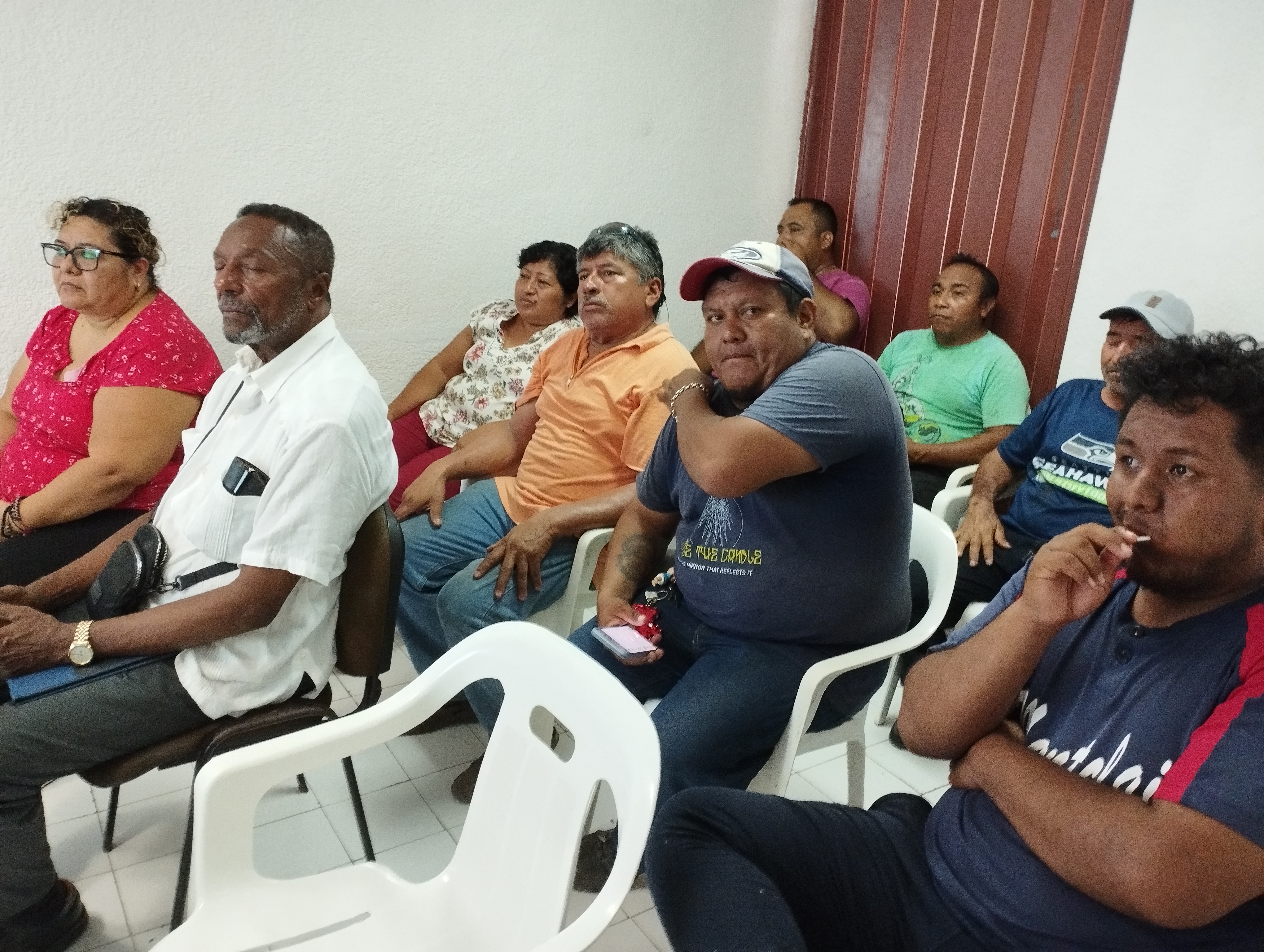 La Dra. Rosal�a Ch�vez miembro del Grupo Participante de la UAEQROO facilitando el taller