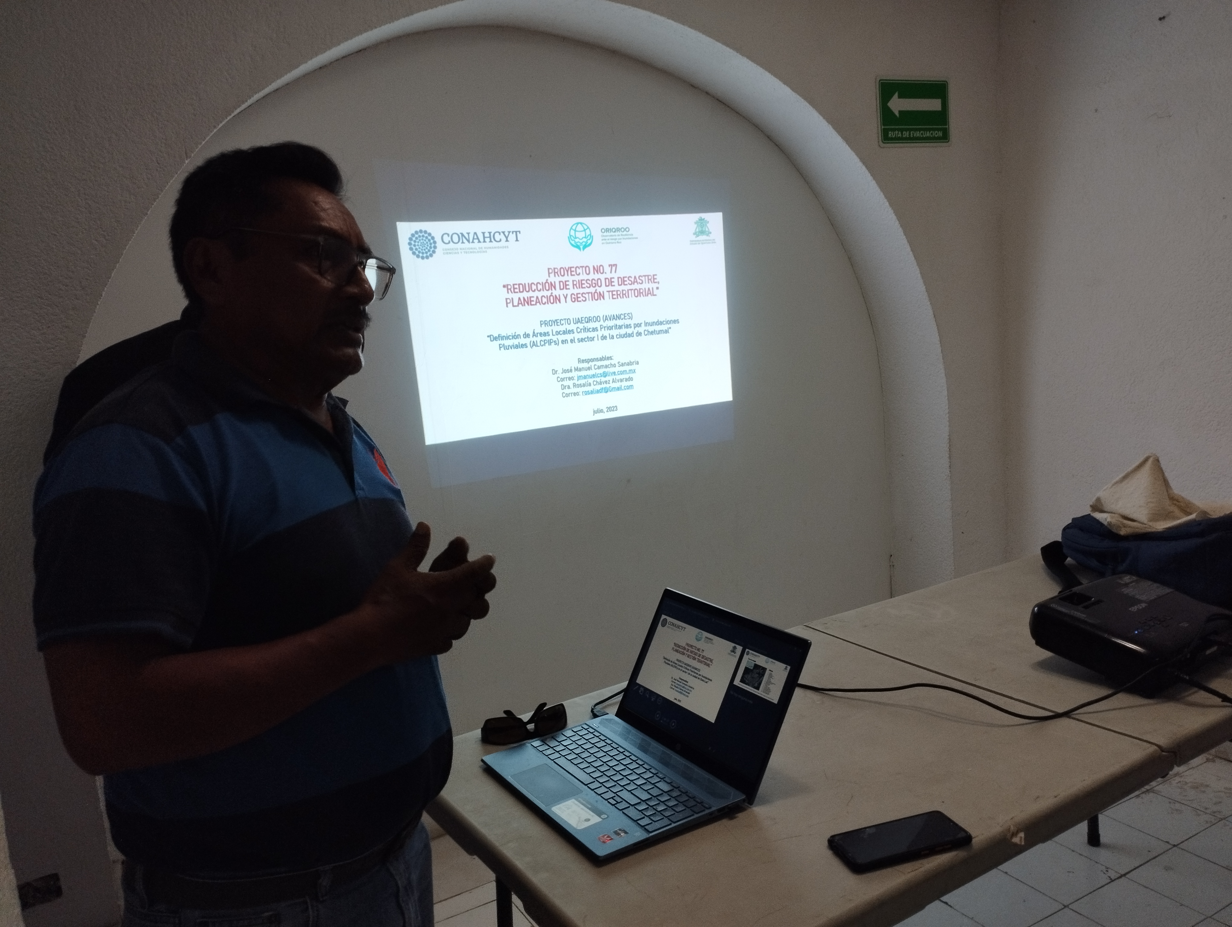 Vista del auditorio del taller donde aparece el coordinador de la red